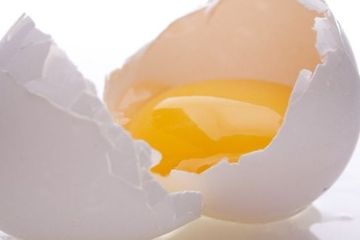 Как помыть волосы яйцом?