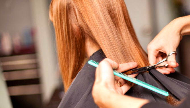 подстригаем кончики волос