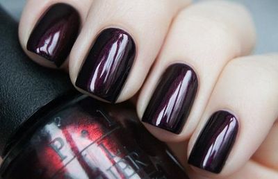 Темный маникюр